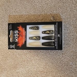Kiss Extra Long Glow In The Dark Press On Nails With Nail Glue